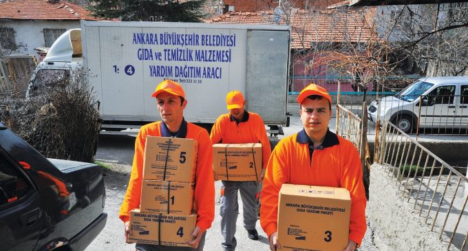 Yoksulluğu bile fırsat bildiler: AKP’li belediye, yardım kolilerini dağıtmak için seçimi beklemiş