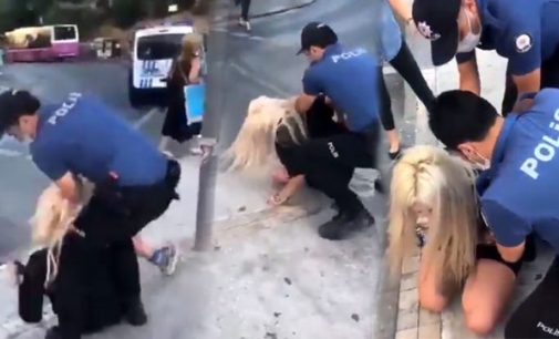 Kadıköy’de bir kadını ‘maskesini doğru takmadığı’ için darp ederek gözaltına alan polisler görevden uzaklaştırıldı