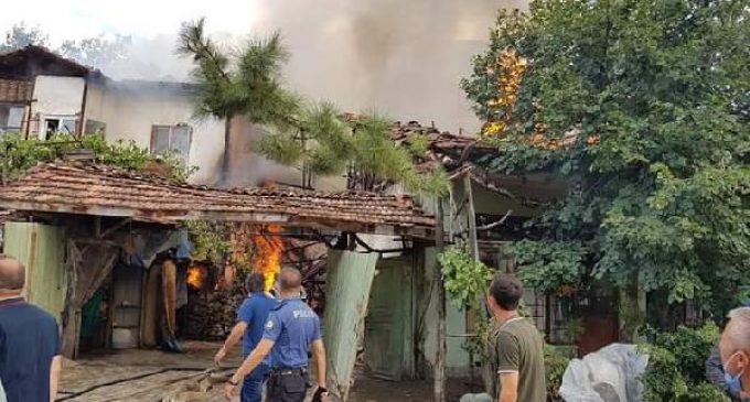 İki katlı ahşap ev yandı: Biri yetişkin dördü çocuk beş kişi yaşamını yitirdi