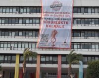 İzmir Büyükşehir Belediyesi’ne ‘İstanbul Sözleşmesi Yürürlükte Kalmalı’ pankartı asıldı