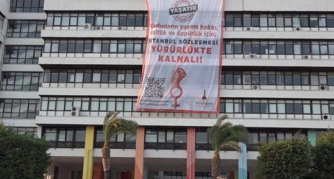 İzmir Büyükşehir Belediyesi’ne ‘İstanbul Sözleşmesi Yürürlükte Kalmalı’ pankartı asıldı