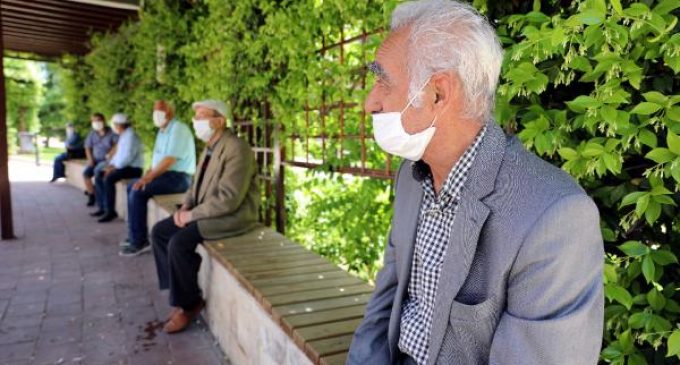 İzmir’de koronavirüs nedeniyle 65 yaş ve üstü vatandaşlar için kısıtlamalar getirildi