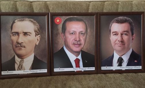 AKP’li Bergama Belediye Başkanı muhtarlara kendi fotoğrafını yolladı