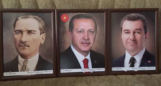 AKP’li Bergama Belediye Başkanı muhtarlara kendi fotoğrafını yolladı