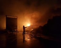 Kargo şirketinin deposunda yangın çıktı: Park halindeki TIR’lara sıçradı