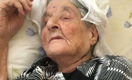 Koronavirüs testi pozitif çıkan 92 yaşındaki kadın ‘yoğun bakımda yer yok’ denilerek evine gönderildi