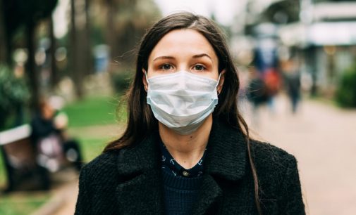 CDC: Maske koronavirüse karşı korunma noktasında aşıdan daha garantili