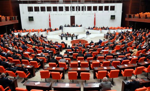 AKP’li vekiller komisyona sundu: İktidarın borçlanma yetkisi iki katına çıkarılıyor