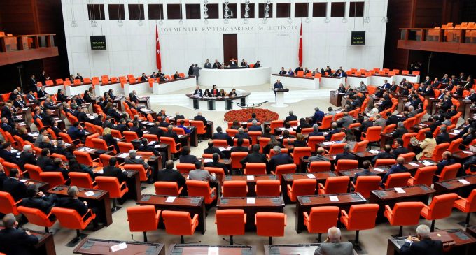 AKP’li vekiller imza attıkları teklifin içeriğini sordu