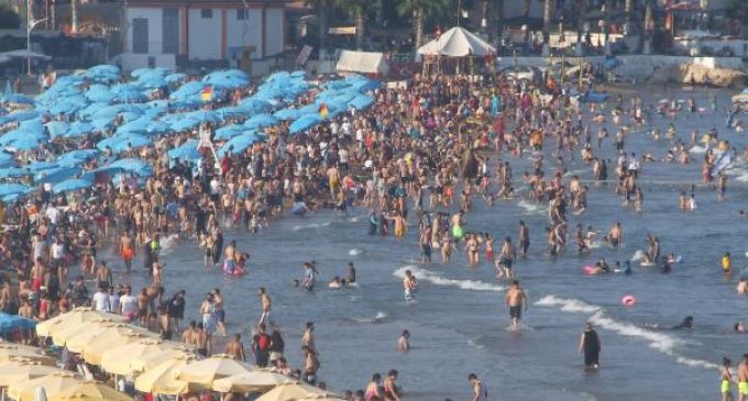 Sağlık Bakanı Fahrettin Koca’dan denize girenlere uyarı: Birinci dalga sahillere indi