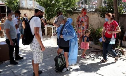 Şortlu, dekolteli ve türbansız girmek yasaklanmıştı: Ayasofya önünde kıyafet değiştirme standı