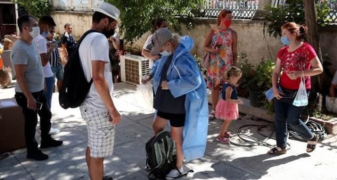Şortlu, dekolteli ve türbansız girmek yasaklanmıştı: Ayasofya önünde kıyafet değiştirme standı
