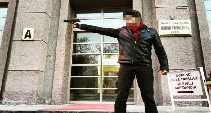 Fakülte önünde silahla fotoğraf çektiren araştırma görevlisi istifa etti