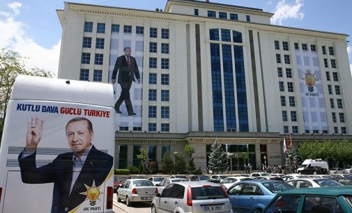 AKP, pandemi sürecinde yurtdışına yaptığı yardımların propagandası için kitap hazırladı