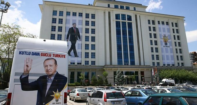 AKP, pandemi sürecinde yurtdışına yaptığı yardımların propagandası için kitap hazırladı