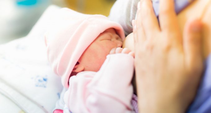 Sağlık Bakanlığı rehberi güncelledi: Koronavirüslü anne bebeğini emzirebilir mi?