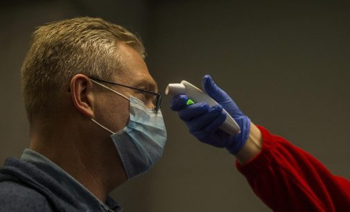 İngiltere’de sağlık uzmanlarından çarpıcı açıklama: Virüs ülkenin başına silah dayamış durumda
