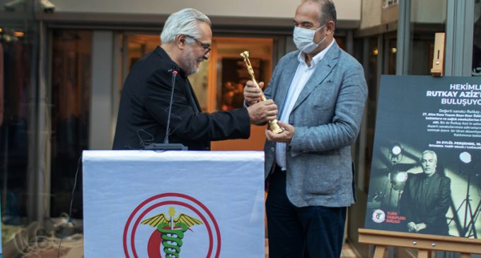 Rutkay Aziz, Altın Koza Film Festivali’nde aldığı ödülü TTB’ye teslim etti: İyi ki varsınız!