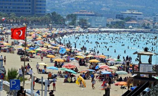 İzmir Valisi Köşger, artan vaka sayılarının nedenini açıkladı: Tatilciler…