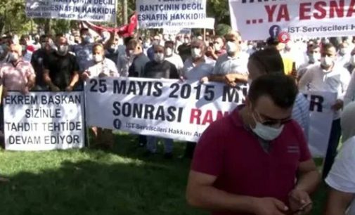 Servisçilerden İBB önünde plaka eylemi: İmamoğlu’nu protesto ettiler