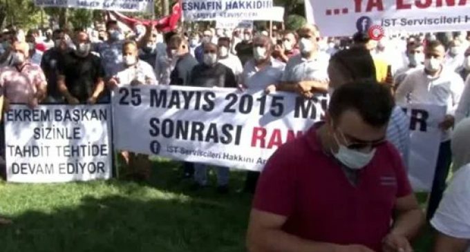 Servisçilerden İBB önünde plaka eylemi: İmamoğlu’nu protesto ettiler