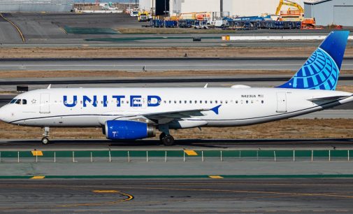 United Airlines aşı olmayan yaklaşık 600 çalışanını işten çıkaracak
