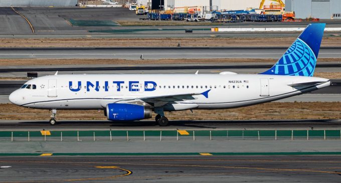 United Airlines aşı olmayan yaklaşık 600 çalışanını işten çıkaracak