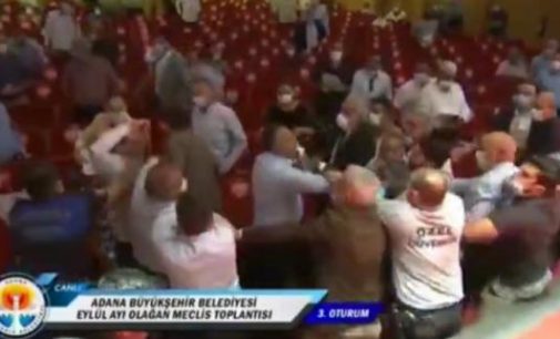 Adana Büyükşehir Belediye Meclisi’nde arsa satışı oylamasında yumruklu kavga
