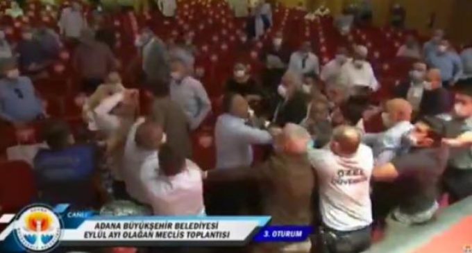 Adana Büyükşehir Belediye Meclisi’nde arsa satışı oylamasında yumruklu kavga
