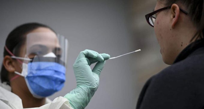 Slovakya’da test seferberliği: Nüfusun yarısına bir günde koronavirüs testi yapıldı