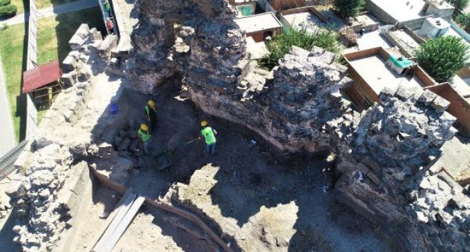 Diyarbakır surlarındaki restorasyon çalışmalarında üç insan iskeleti bulundu