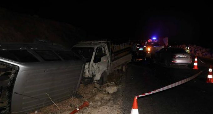 Hükümlü taşıyan polis aracının karıştığı zincirleme kazada dört kişi yaşamını yitirdi, yedi kişi yaralandı