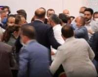 AKP’li Tevfik Göksu yine başrolde: İBB Meclisi’nde üyeler tekme tokat birbirine girdi