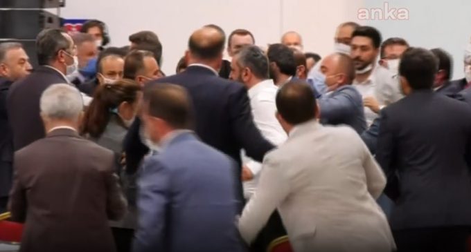 AKP’li Tevfik Göksu yine başrolde: İBB Meclisi’nde üyeler tekme tokat birbirine girdi