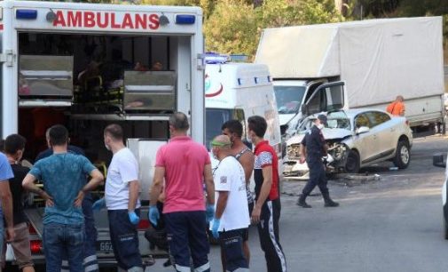 İşçi servisi olarak kullanılan kamyonet, otomobille çarpıştı: İkisi ağır 19 kişi yaralandı