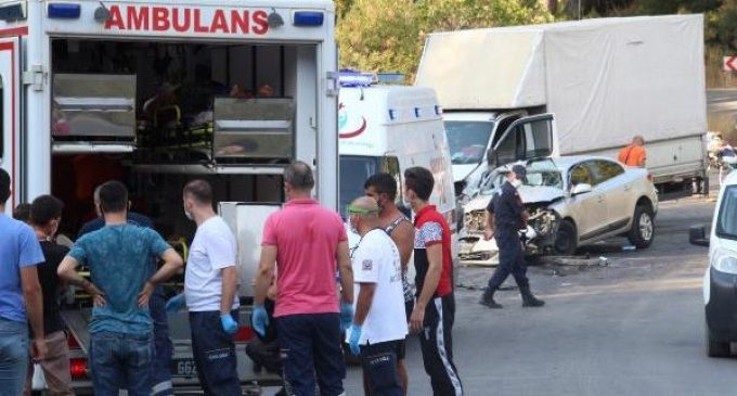 İşçi servisi olarak kullanılan kamyonet, otomobille çarpıştı: İkisi ağır 19 kişi yaralandı