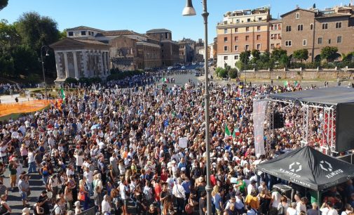 İtalya’da “İnkarcılar” ve aşırı sağ gruplar Covid-19 önlemlerini protesto etti