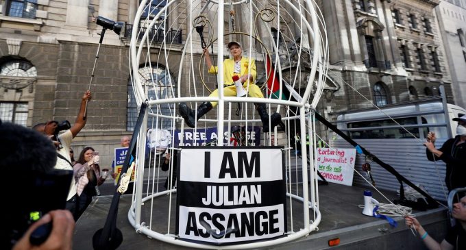 Zizek: Julian Assange’a yapılan muamele herkesin kişisel özgürlüğüne saldırıdır