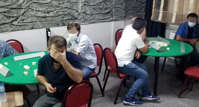 Koronavirüs temaslısı kahvede okey oynarken yakalandı: 28 kişiye 88 bin lira ceza kesildi