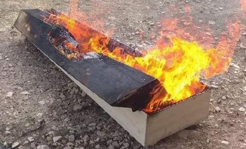 Koronavirüsten ölen kişinin gömüldükten sonra tabutu yakıldı