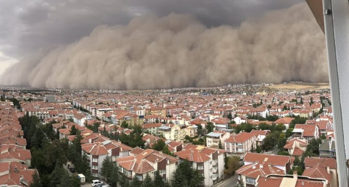 Kum fırtınası hayatı felç etti: Ankara’da vatandaş panikte