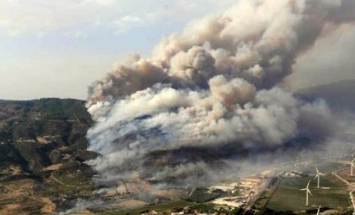 Makilik alanda başlayan yangın ormana sıçradı: Tedbir amacıyla 50 ev boşaltıldı