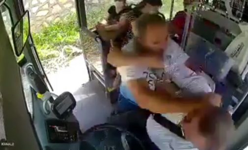 Maskesiz yolcu, kendisini uyaran otobüs şoförünü yumrukladı!