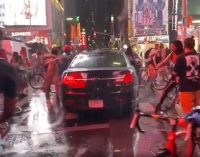 New York’ta bir kişi eylemcilerin üzerine arabasını sürdü