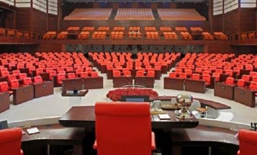 TBMM Genel Kurulu’na bakım: Vekillerin boyuna göre ayarlanabilecek Meclis kürsüsü, koltuklara ‘akustik boya’