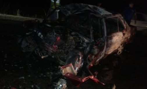TIR’a arkadan çarpan otomobil alev topuna döndü: Üç kişi yanarak yaşamını yitirdi