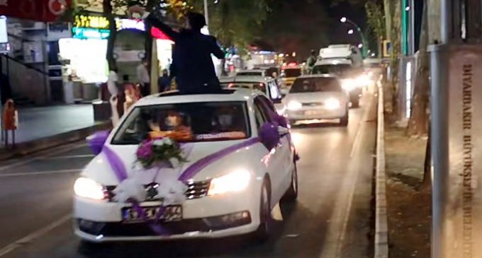 Yasağa rağmen düğün konvoyu düzenleyip trafiği birbirine kattılar!