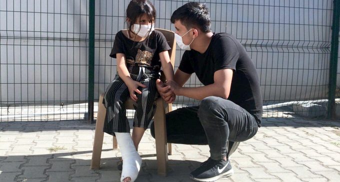 Yunanistan’a geçmek isteyen Suriyeli aileye plastik mermi: 8 yaşındaki çocuk yaralandı