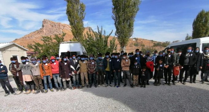 Van’da 15 kişilik minibüsten 72 sığınmacı çıktı: İki kişi havasızlıktan ölmüş halde bulundu