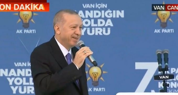 İzmir’de can pazarı yaşanırken Cumhurbaşkanı Erdoğan Van’da gülerek partisini övdü